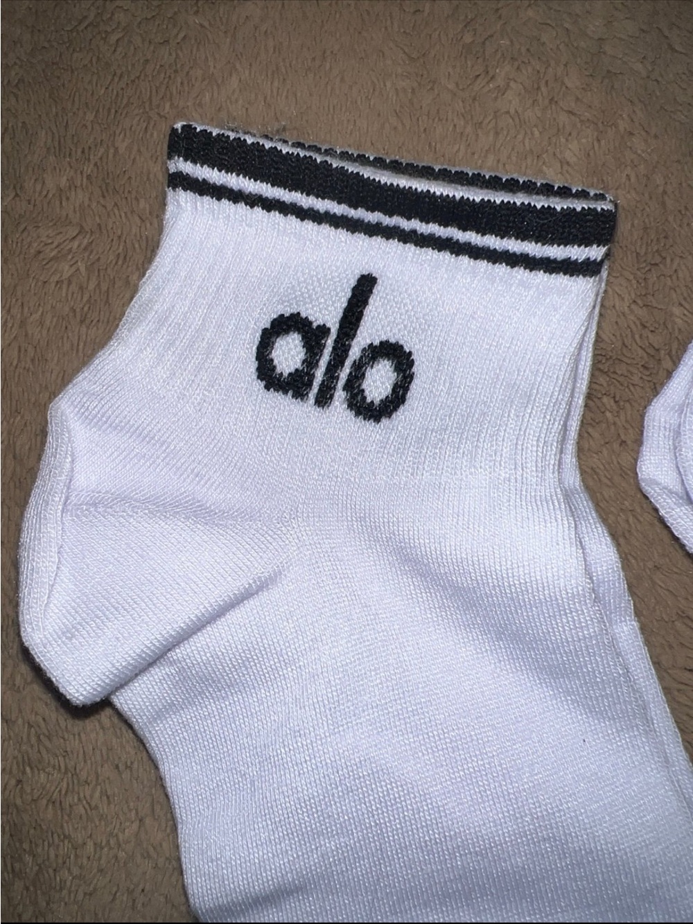 ALO Yoga Women’s Athletic Ankle Socks - White Twin Pack - Picture 4 of 6